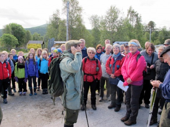 Jo orienterer om dagens ekskursjon. Foto Hans Sollid