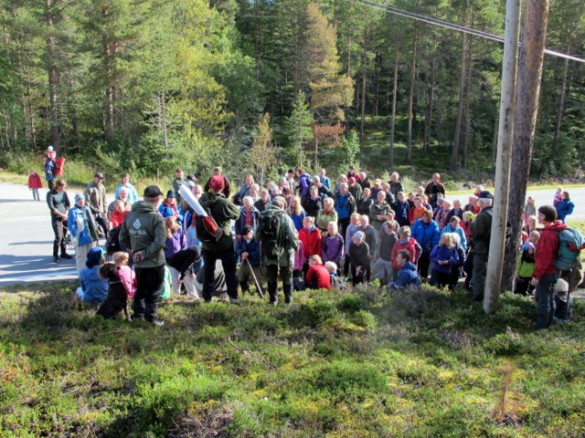 Dagens guide Bjørn Follestad orienterer. Foto hans Sollid