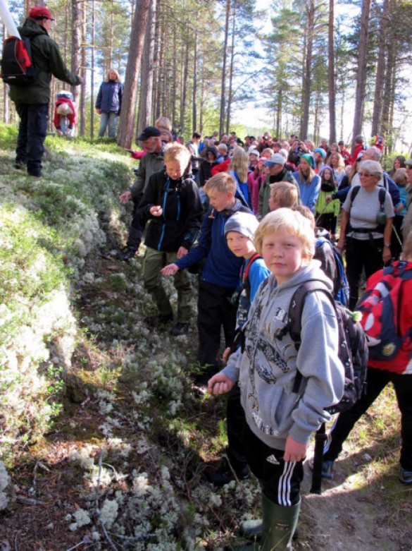 Folldalselever prøver silten. Foto Hans Sollid