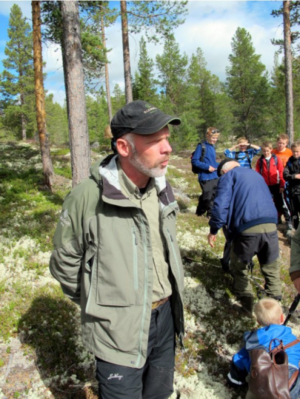 Driftsleder Roy Arne Martinsen fra Glommen skog orienterer. Foto Hans Sollid