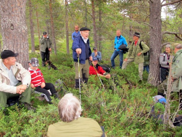 Arne Espelund orienterer. Foto Hans Sollid