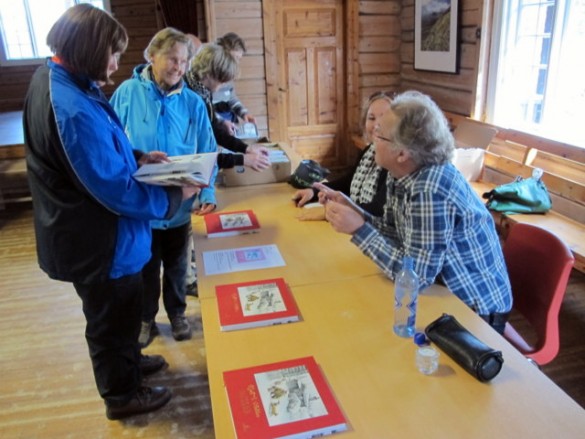 Kjell E Midthun solgte bøker denne gangen. Foto Hans Sollid
