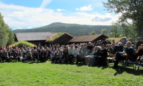 Fullt med folk. Foto Hans Sollid