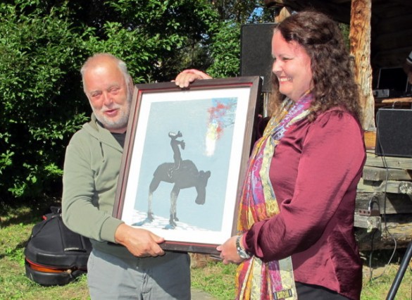 Torgrim Sollid lir utnevnt til årets Fossegrim av fylkesmann Sylvia Brustad. Foto Hans Sollid