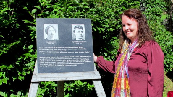 Fylkesmann Sylvia Brustad avduket minneplate etter Sigrid Undseth og faren. Foto Hans Sollid