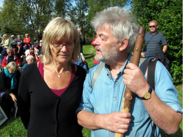 Bjørn Brænd forklarer og storingsrepresentant Karin Andersen fra Hedmark lytter. Foto Hans Sollid 
