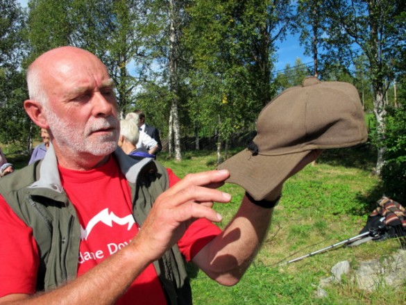 Edvar K Barths originale østerdalslue. Her presentert ved hans svigersønn Jann Bergholtz.. Foto Hans Sollid