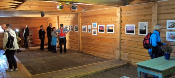 Fossegalleriet var for anledningen flyttet til Amperhaugen. Foto Hans Sollid