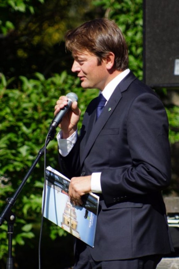 Programlederen oppi Amperhaugen og adm. direktør for Norsk Kulturarv Simen Bjørgen ledet programmet. Foto Helge Stikbakke
