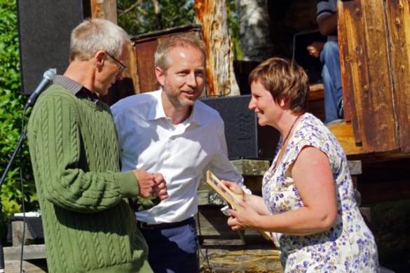 Fosseprisen gikk til Elen Maria Tangen og Hans Bondal. Her blir de gratulert av miljvernministeren. Foto Helge Stikbakke