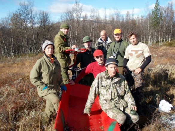 Fornøyde jegere etter tre piggokser. Fra v. Disa Røer, Jan Magne Brænd, Bjørn Brænd, Knut Gomnæs, Rune Jacobsen, Olaf Røer. Foran Hans Røen (rød lue) og Trygve Røer. Foto Hans Sollid