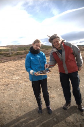 Mari Nesset serverer Anette S Nedssfoto JØ