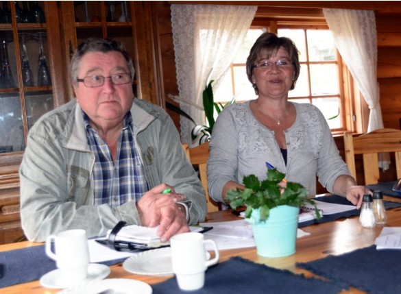 Sigmund Vestad og Anne Grete Toften er kommunes representanter i Stiftelsen. Her på styrets oppsummeringsmøte på Atnasjø Kafe.foto Jo Øvergaard