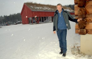Terje Hoffstad med nybygget i bakgrunnen som vil bli resepsjon og butikklokale foto Jo Øvergaard