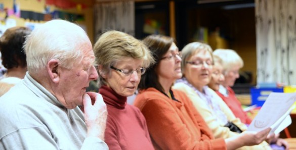 De voksne deltok i allsangen foto JØ