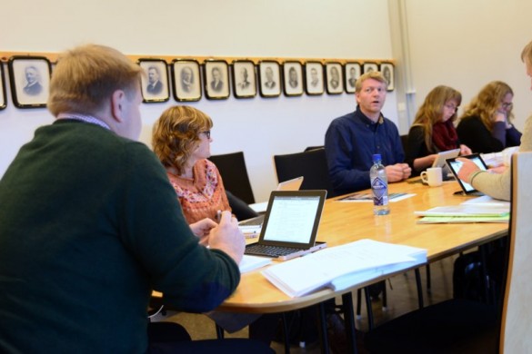 Even Moen (SP), Cislie Selnes (AP),Terje Hoffstad (AP) Fra adm Ann Helen Rustad og Grethe Fjeldberg Ryddig ordstyrer Even til tross for en dele syrligheter over bordet mellom posisjon og oposisjon foto JØ