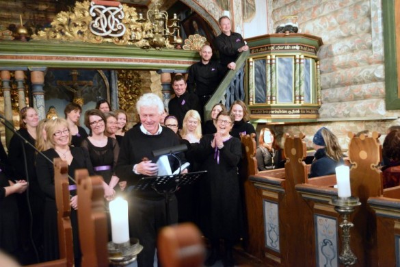 Toralv Maurstad med koret Rett og Slett i Sollia Kirke foto Jo Øvergaard