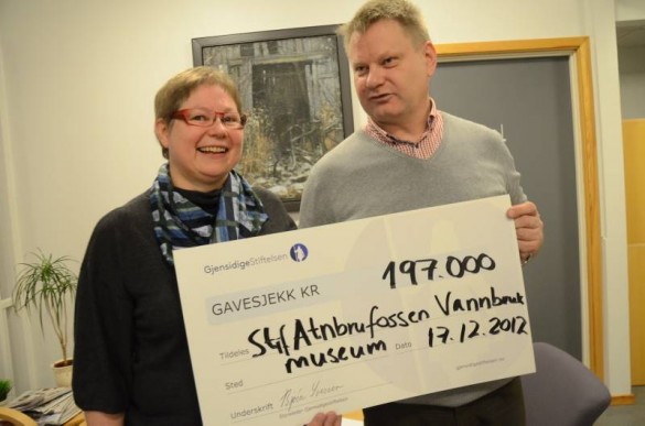 Gavesjekk Gjensidigstiftelsen. Foto Trond Løvmo