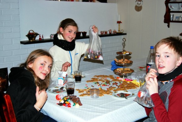 3 julbukker etter "avmaskering" foto Ruth Sissel Moseng Moen