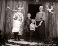 Budeier og barn på setra. Foto fra Nyeggsn fam.album