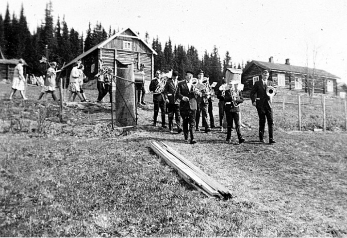 Bilde av 17.maitogned bakken mot Sollia kirke.