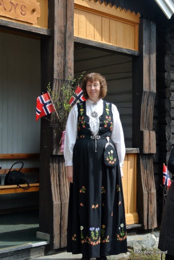 Ida ønsker velkommen på trappa. Foto Anne Herud