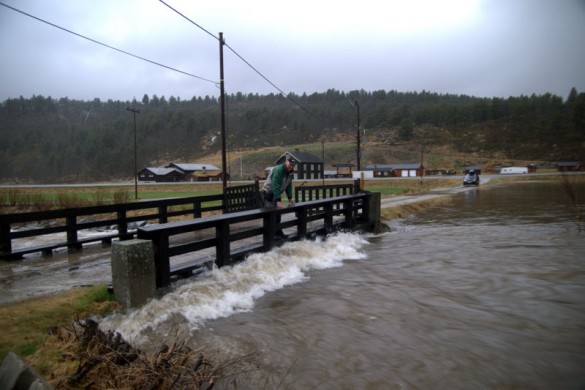 Brua over Vulua holdt også onsdag men det er trangt under...  foto Jo Øvergaard