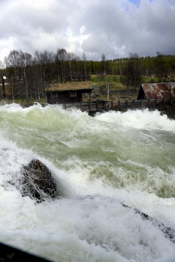 Bilde av fossen med Fossehuset. Foto Jo Øvergaard