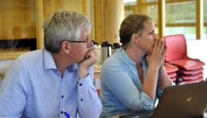 Rådmann Bakke og kommunalråd Fjeldberg holdt pusten... for hva og hvem? Terje Kværnes og Mona Kristiansen fra AP og Anne Ulvig og Niels Thomas Burchardt fra Høyre mente foreldrens ønske måtte telle tyngst foto Jo Øvergaard