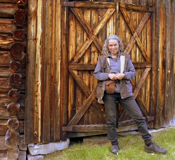 Tina foran døra på den gamle driftsbygning foto Jo Øvergaard