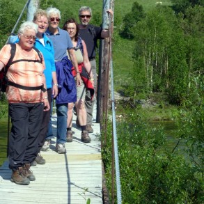 På gangbrua over Nord Atna foto Jo Øvergaard