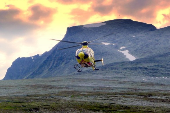 Helikopter framunder Slotte foto Torstein Storaas