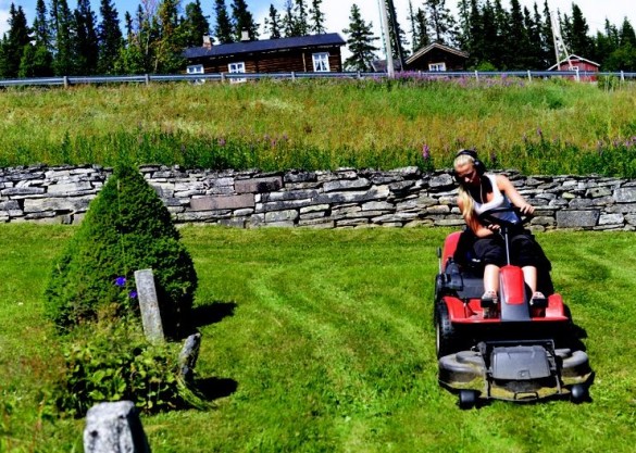 Hanna Rotbakken på motorklipperen som er tilpsset lendet på Sollia kirkegård foto Jo Øvergaard