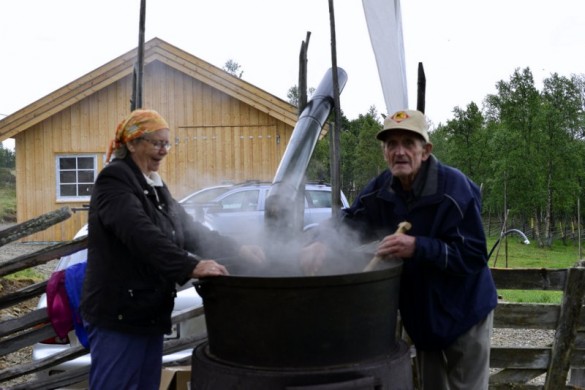 Inger og Arne Tangen kokte prim og gjetost til stor interesse for store og små. Foto Jo Øvergaard