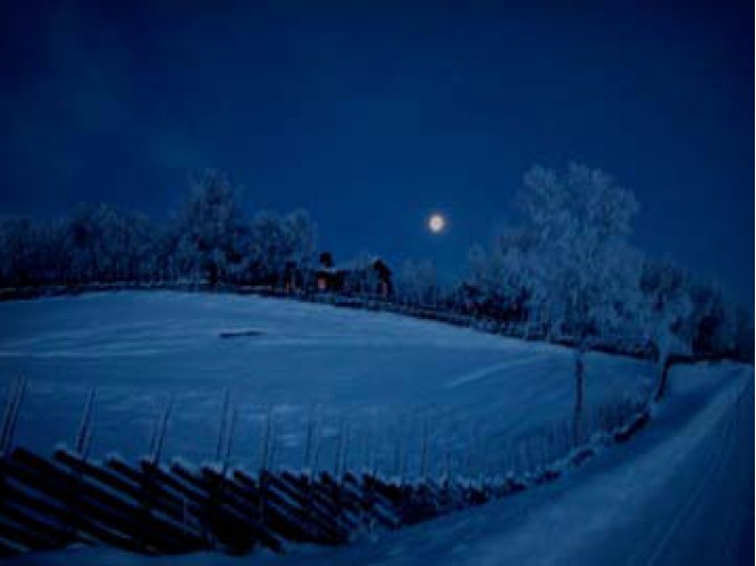 Måne over Amperhaugen. Foto Jo Øvergaard