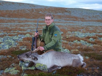 Bilde av 09 0910 Andres Nordahl med sin første bukk. foto Ole Nordahl