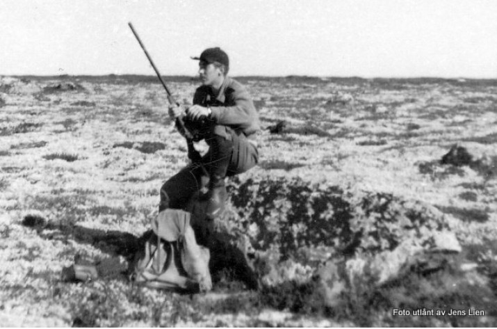 Ole Bjarne Eggen på rypejakt på Finnsjøfjellet ca. 1970. Foto utlånt av Jens Lien