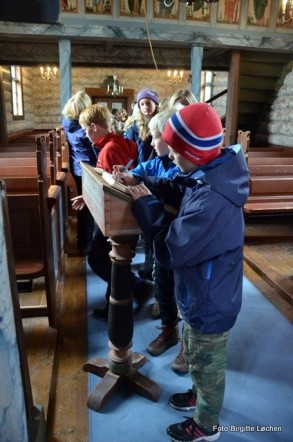 Rondane 4-h i Sollia kirke -innskriving i gjesteboka. Foto Birgitte Løchen