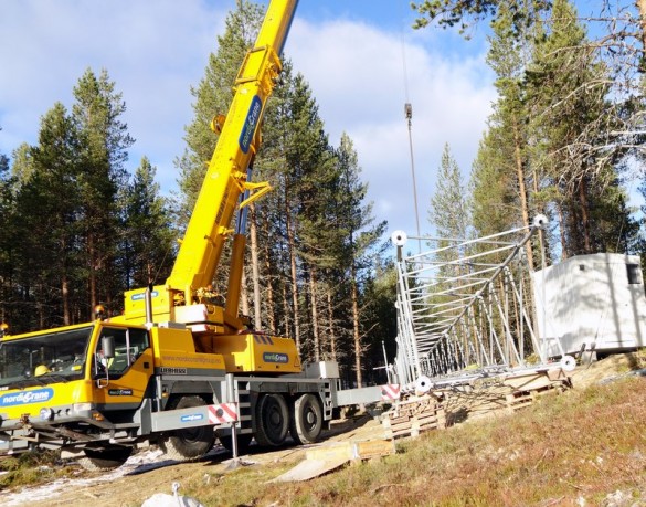 Kranbilen kom fram takket være tørr "kvæbb" og grusing foto Jo Øvergaard