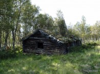 Seterstua med den skakke pipa. Foto Hans Sollid