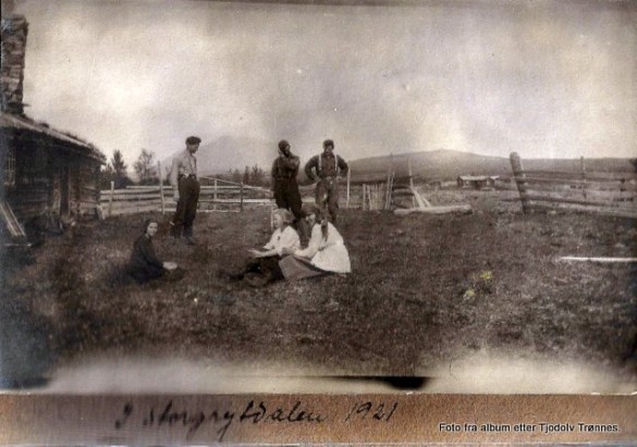 1921 folk på setervollen. Foto fra album etter Tjodolv Trønnes Stor-Grytdalen