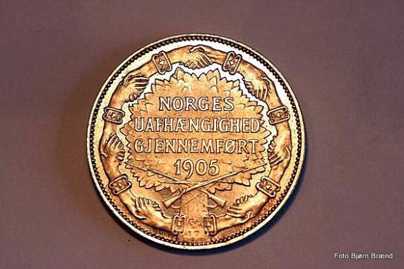 Nydelig-2-kr-1907-jub-med-korslagte-gevær. Foto Bjørn Brænd