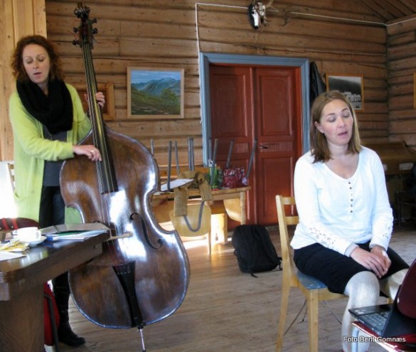 Konsentrerte instruktører. Foto Berit Gomnæs
