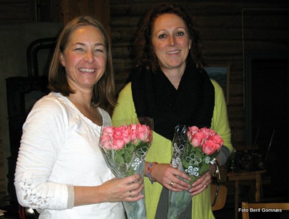 Fortjen¨te blomster til instruktørene. Foto Berit Gomnæs