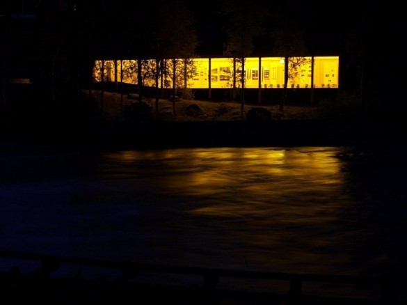 Natt ved Atnbrua . Fossehuset ligger som en lysende inspirasjonskilde i nattemørket.foto Ole Nordahl