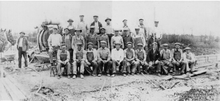 John Lien (nr. fem fra høyre første rekke) på anleggsarbeid i Minnesota ca. 1920. Foto utlånt av Jens Lien