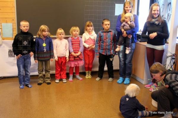 Alle klare til å treffe biskopen. Foto Hans Sollid