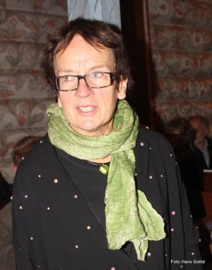 Birgitt Skinnehaug fra menighetsrådet ønsker velkommen til kirkekaffe. Foto Hans Sollid