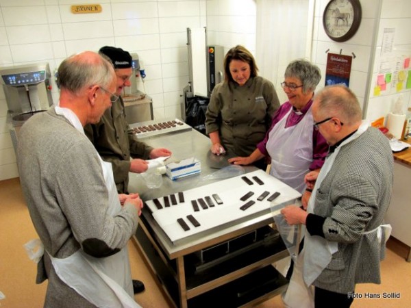 De siste instruksjonenen. Fra v. prost i Sør-Østerdal Sevald Lappgård, Håkon Edvard og Elise Nesset, biskop Siolveig og pilgrimsprest Arne Bakken. Foto Hans Sollid