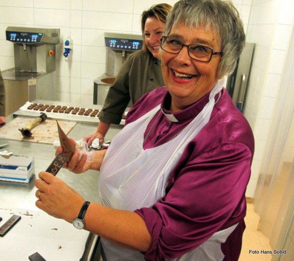Biskop Solveig tok det godt humør. Foto Hans Sollid